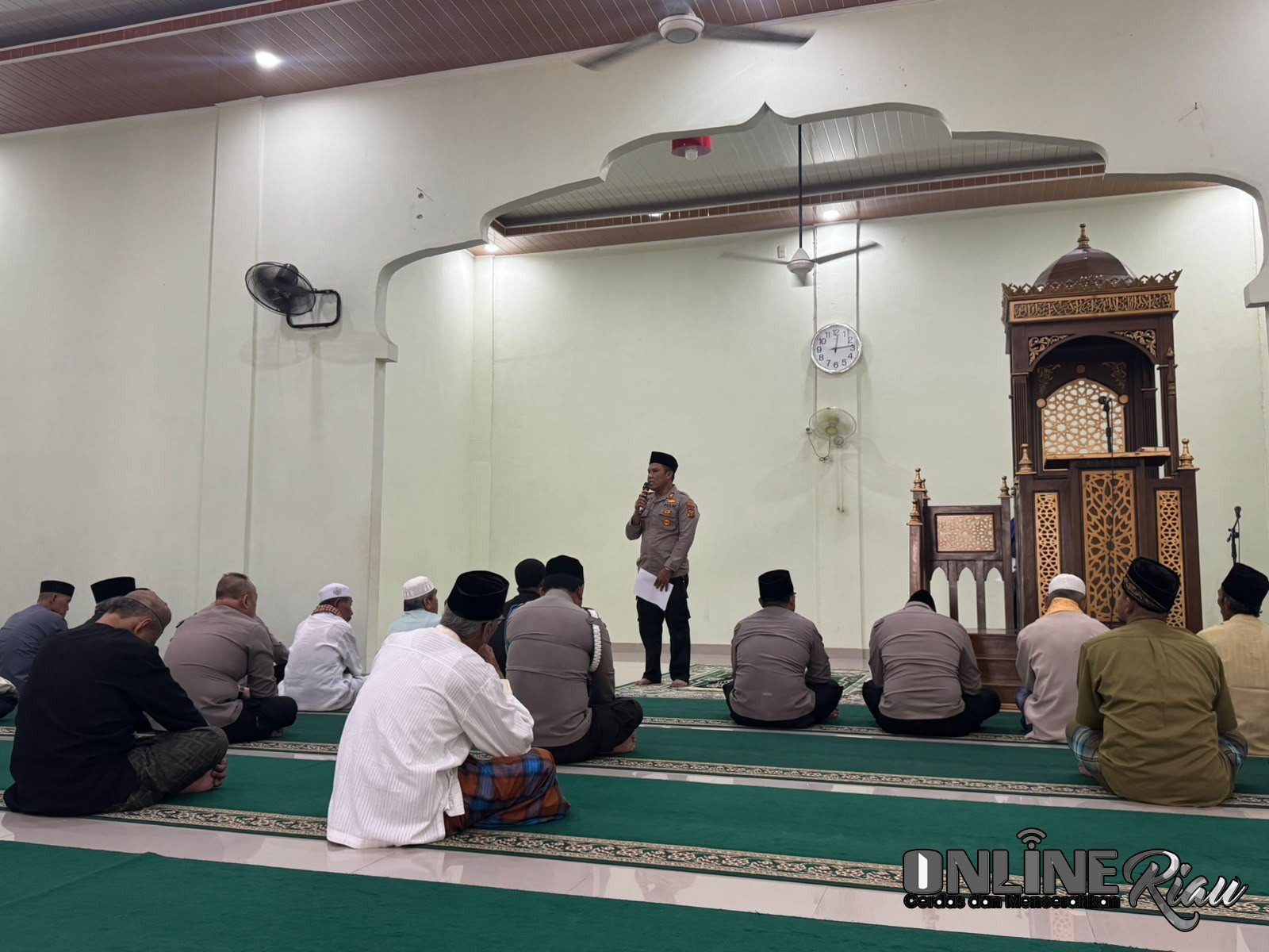 Khutbah Bertema Iman dan Perdamaian, Polsek Dumai Barat Pererat Kedekatan dengan Warga