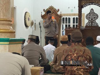 Kapolsek Dumai Barat Ajak Jamaah Masjid Nurul Islam Jaga Kerukunan dan Kamtibmas